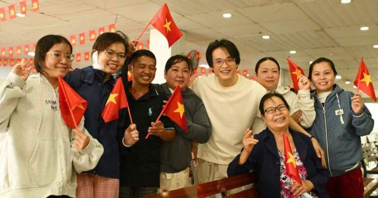 Hà Anh Tuấn tặng quà cho bệnh nhân tại Bệnh viện Ung bướu TP.HCM dịp Lễ 2/9